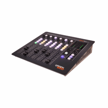 Console digital de broadcast Axel Oxygen 1000 em perspectiva frontal, com seis faders, botões RGB iluminados, encoders rotativos e display de monitoramento para rádio profissional.