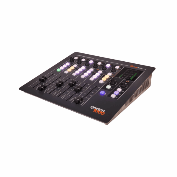 Console digital de broadcast Axel Oxygen 1000 em perspectiva frontal, com seis faders, botões RGB iluminados, encoders rotativos e display de monitoramento para rádio profissional.