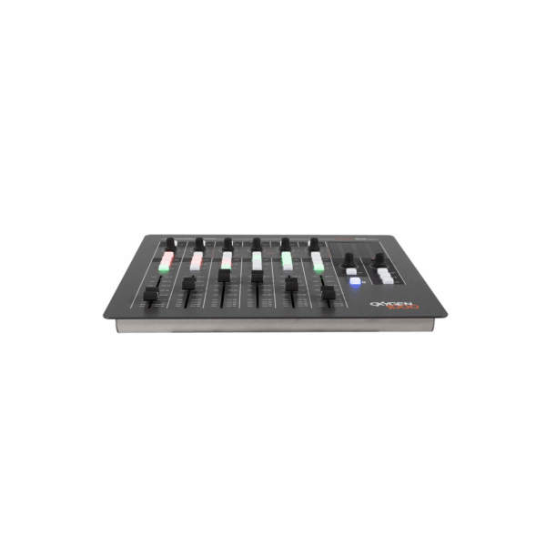 Console digital de broadcast Axel Oxygen 1000 com seis faders, botões iluminados RGB e controles de áudio para estúdios de rádio.